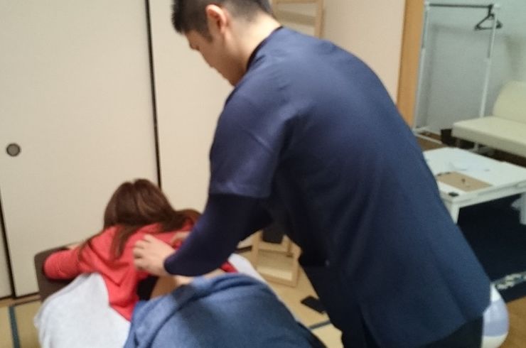 背中のマッサージ